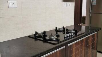 Een koelkast, een magnetron, een oven, een kookplaat