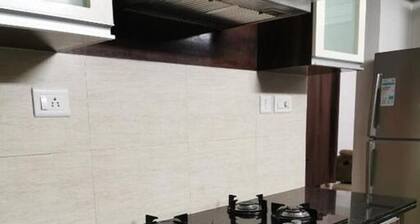 5 Minutes to Airport - Spacious private apartment