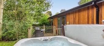 Semi-detached deluxe lodge offering the perfect romantic retreat.