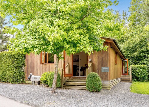 Semi-detached deluxe lodge offering the perfect romantic retreat.