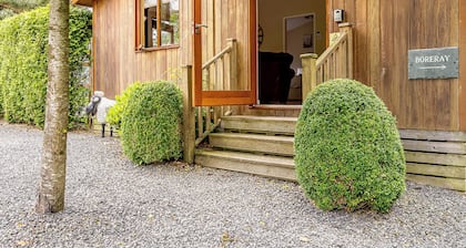 Semi-detached deluxe lodge offering the perfect romantic retreat.