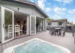 Outdoor dining - 3 bedroom accommodation in Earls Colne, Colchester (Earls Colne, Colchester)