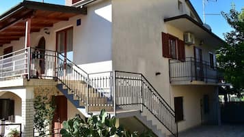 Apartment (Three Bedroom Apartment with Terrace) | Exterior