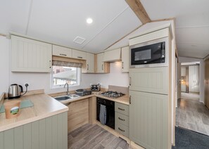 Réfrigérateur, un four, surface de cuisson, grille-pain