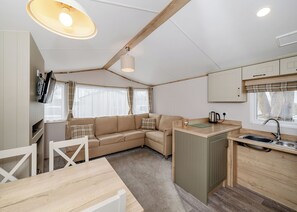 Køleskab, ovn, kogeplade, brødrister