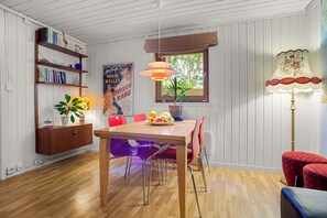 Escritorio, espacio para trabajar con laptop y cortinas blackout 