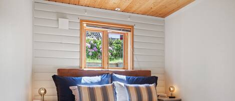 Rom – standard | Skrivebord, skrivebord for bærbar PC og blendingsgardiner