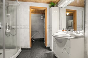 Habitación estándar | Baño | Ducha, artículos de higiene personal gratuitos, suelo radiante y toallas