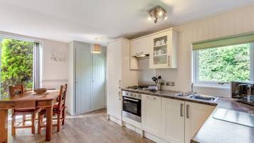 Réfrigérateur, four, plaque de cuisson, grille-pain