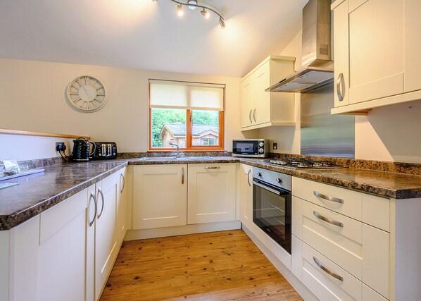 Køleskab, ovn, kogeplade, brødrister