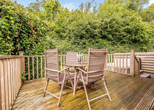 Deluxe lodge with one master double with en suite walk-in shower and one twin.