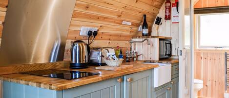 Køleskab, ovn, kogeplade, brødrister