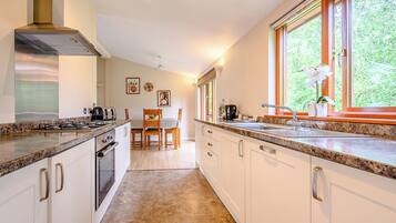 Réfrigérateur, four, plaque de cuisson, grille-pain