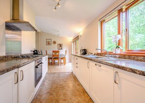 Réfrigérateur, four, plaque de cuisson, grille-pain