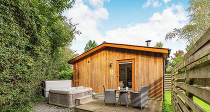 Semi-detached deluxe lodge offering the perfect romantic retreat.