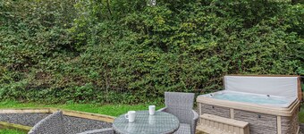 Semi-detached deluxe lodge offering the perfect romantic retreat.