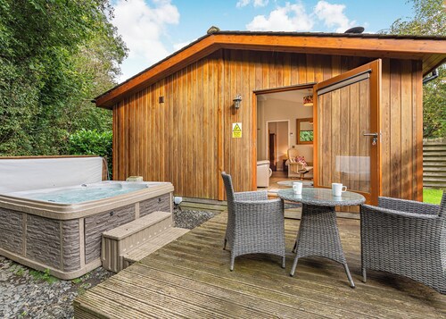 Semi-detached deluxe lodge offering the perfect romantic retreat.