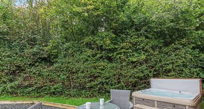 Semi-detached deluxe lodge offering the perfect romantic retreat.