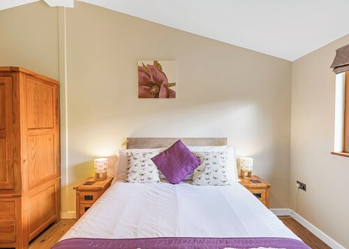 Semi-detached deluxe lodge offering the perfect romantic retreat.