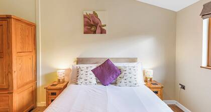 Semi-detached deluxe lodge offering the perfect romantic retreat.
