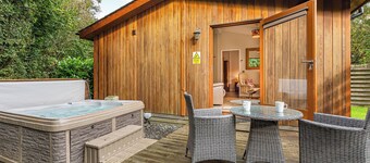 Semi-detached deluxe lodge offering the perfect romantic retreat.