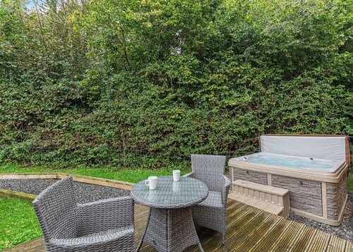 Semi-detached deluxe lodge offering the perfect romantic retreat.