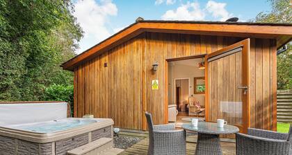 Semi-detached deluxe lodge offering the perfect romantic retreat.
