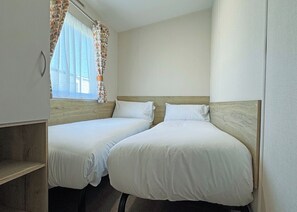 Unclassified image, 3 of 12, button - Spacious caravan with one double and two twin. (Ingoldmells, Nr Skegness)