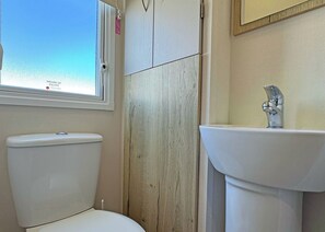 Bathroom - Spacious caravan with one double and two twin. (Ingoldmells, Nr Skegness)