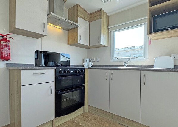 Fridge, oven, stovetop, toaster - Spacious caravan with one double and two twin. (Ingoldmells, Nr Skegness)