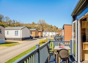 Outdoor dining - Ensuite Glamping Pod – Otter (Notter Bridge, Saltash)