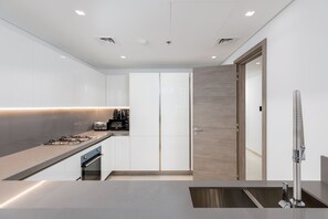 Deluxe Apartment | Private kitchen | Fridge, microwave, oven, dishwasher - Maison Privee - Classy Urban Retreat w/ Amazing Dubai Canal Views (Dubai)