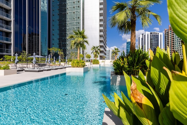 Outdoor pool - Maison Privee - Classy Urban Retreat w/ Amazing Dubai Canal Views (Dubai)