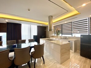 Minibar, escritorio, espacio para trabajar con laptop y wifi gratis