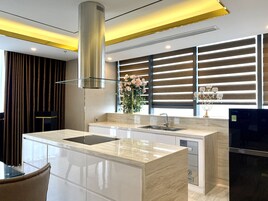 Luxury Penthouse | Minibar, desk, laptop workspace, free WiFi