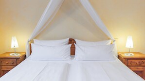 A bed with white linens, a canopy, and two bedside lamps. - Hotel Weiler (Oberwesel)