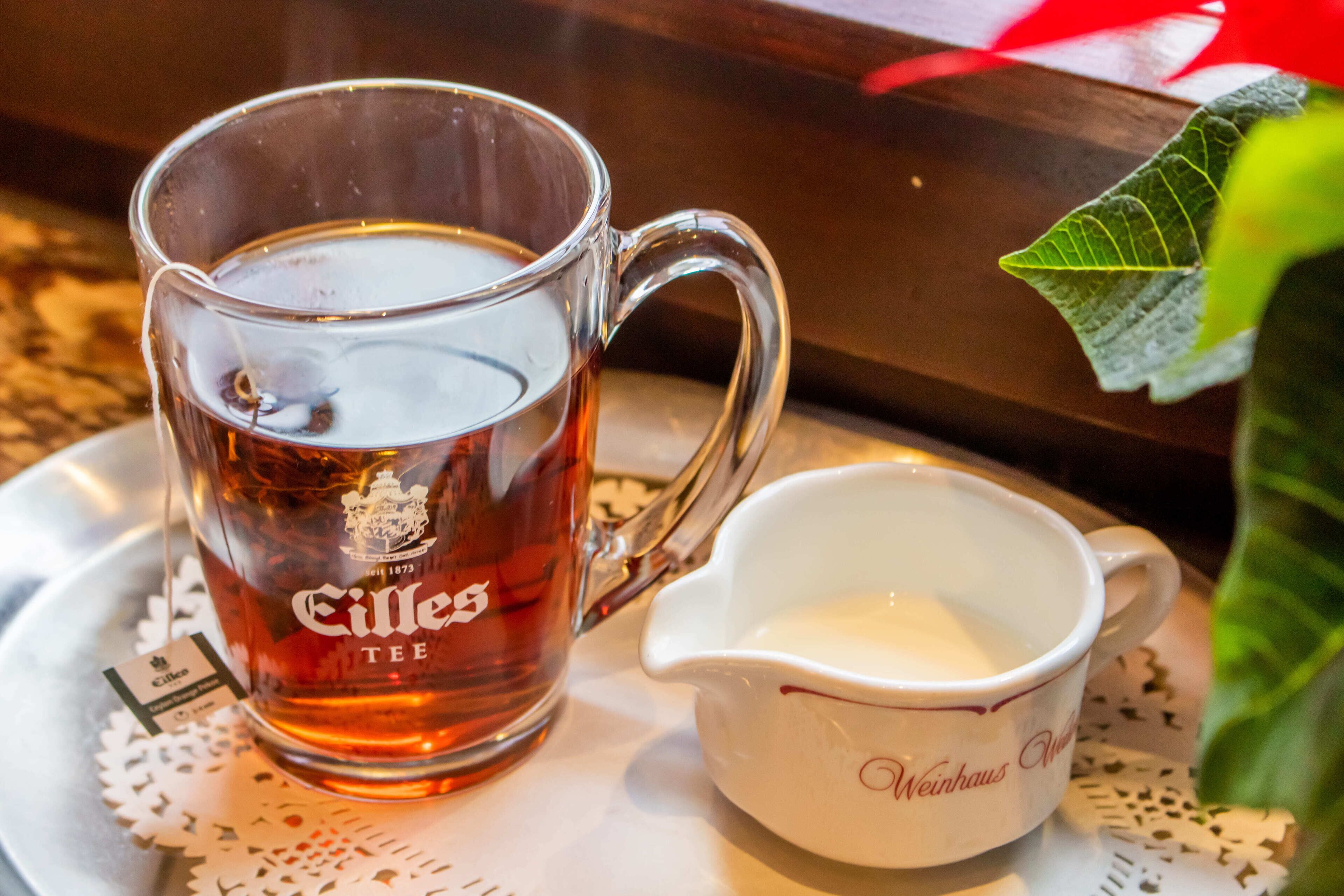 Una taza de vidrio transparente con la etiqueta 
