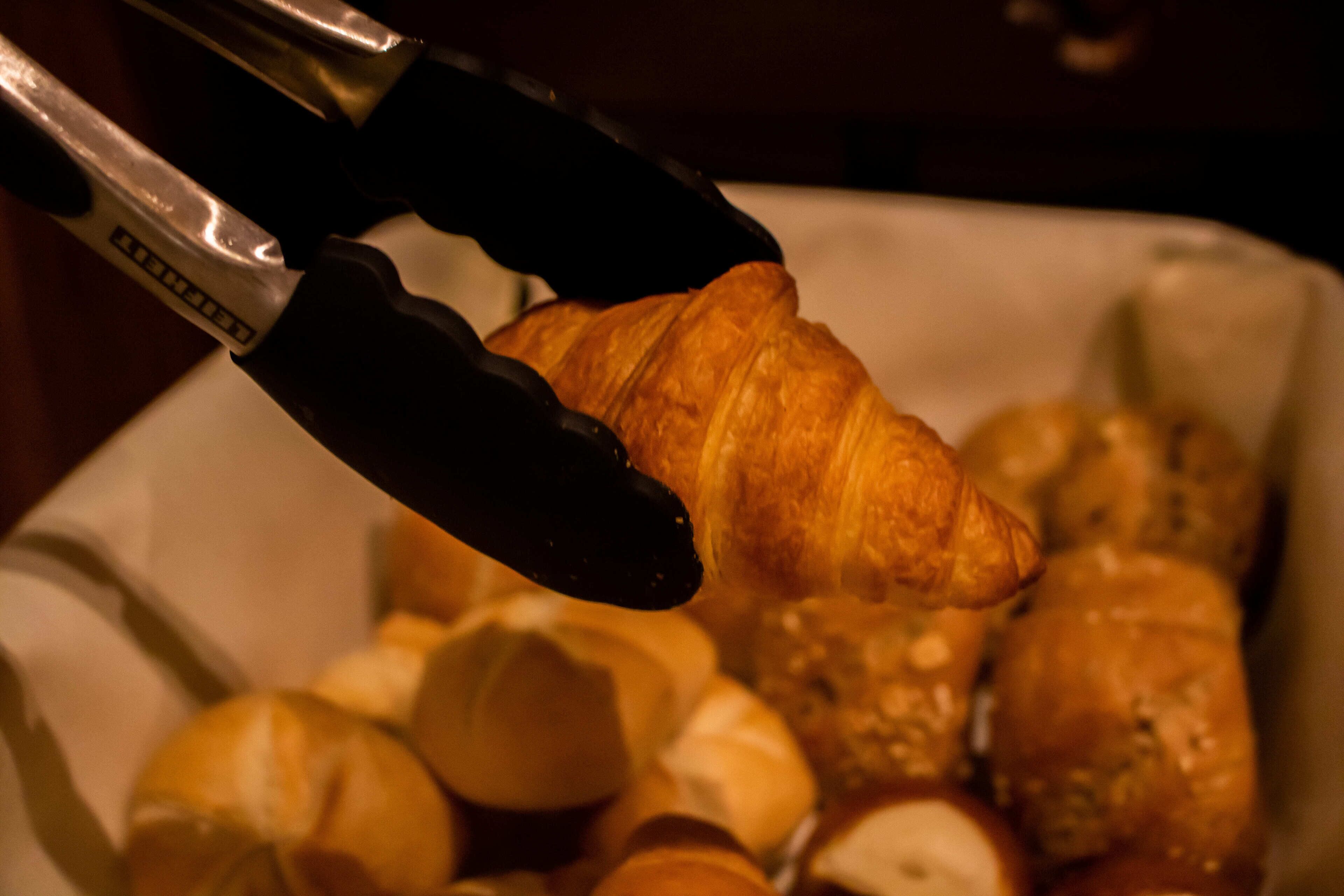 Uma bandeja com um croissant e outros doces.