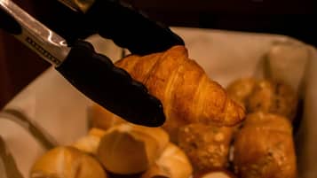Uma bandeja com um croissant e outros doces.