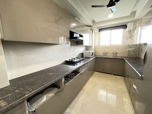 Geladeira, micro-ondas, cooktop, chaleira elétrica