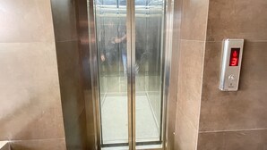 An elevator with a digital display showing the number 3. - BedChambers Serviced Apartments , Ardee City (Gurgaon)