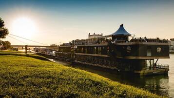 المنشأة من الخارج