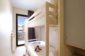 A bunk bed room with a view of a snowy landscape. - Apartment in France with Mountain Views (Huez)