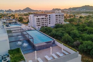 Exterior - Unbeatable location 2BD 2BTH Walking distance to Medano... (Cabo San Lucas)