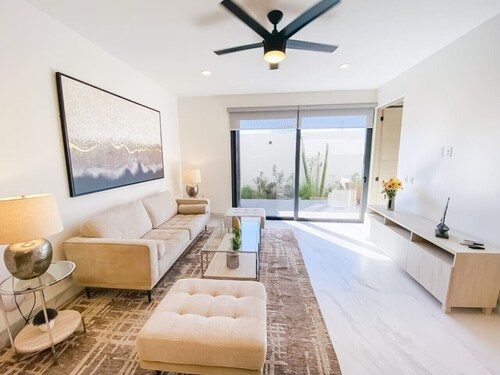 Unbeatable location 2BD 2BTH Walking distance to Medano...