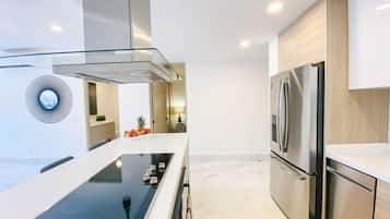 Kylskåp, mikrovågsugn, ugn och spishäll