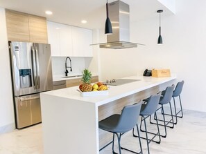 Réfrigérateur, four à micro-ondes, un four, surface de cuisson