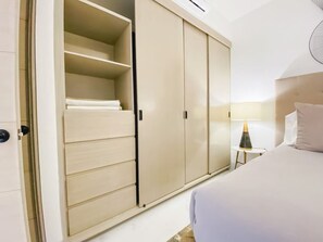 2 bedrooms, desk, iron/ironing board, WiFi