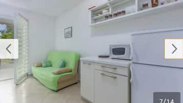 Huoneisto (Two Bedroom Apartment with Terrace) | Yksityinen keittiö | Jääkaappi