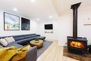 TV, fireplace - A spacious entertainer in town (Mudgee)